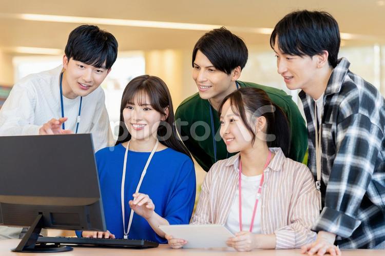 オフィスで働く若いエンジニア ビジネス,オフィス,パソコンの写真素材