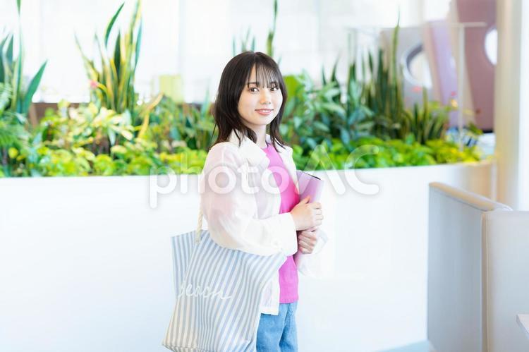 キャンパスの大学生 大学生,笑顔,若い女性の写真素材