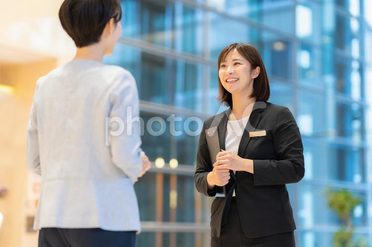 お客を案内するホテルマンの女性 フロント,ホテルマン,女性の写真素材