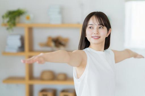 リビングでヨガをする若い女性 リビングでヨガをする若い女性 ヨガ,ダイエット,若い女性の写真素材