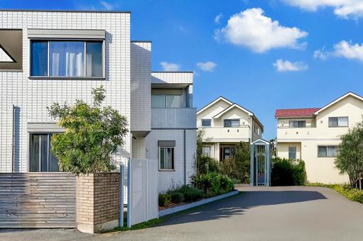 青空に映える明るい色調の家が並ぶ住宅街 青空に映える明るい色調の家が並ぶ住宅街 家,戸建て,住宅の写真素材