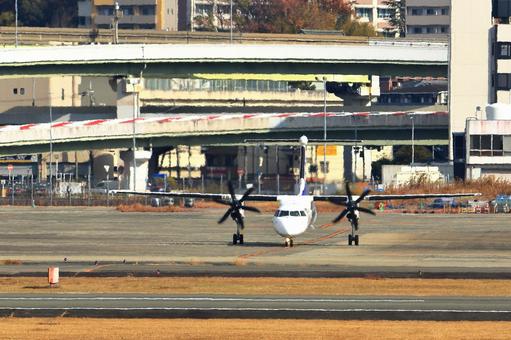 大阪国際空港で離発着する旅客機 大阪国際空港で離発着する旅客機 大阪国際空港,伊丹空港,旅客機の写真素材