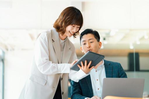 ミーティングをする男女2人のビジネスマン ミーティングをする男女2人のビジネスマン ビジネス,男女,男性の写真素材