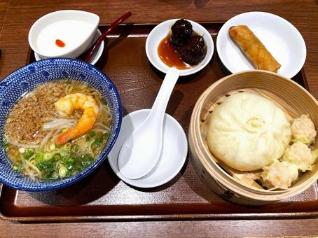 台湾　定食　杏仁豆腐　豚まん　シュウマイ 台湾料理,豚まん定食,杏仁豆腐の写真素材