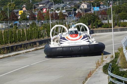 進んで来るホーバークラフト ホーバークラフト,ホバークラフト,船の写真素材