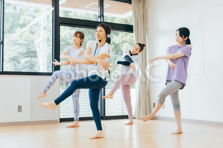スポーツジム・ダンス・エアロビ・ダイエット ダンス,エアロビ,スポーツジムの写真素材