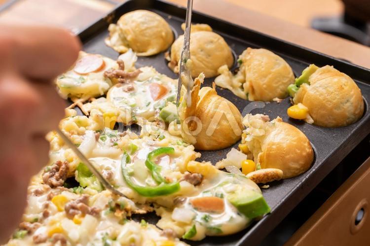 たこ焼きパーティーを楽しむ手元 たこ焼き,タコ焼き,たこ焼きパーティーの写真素材