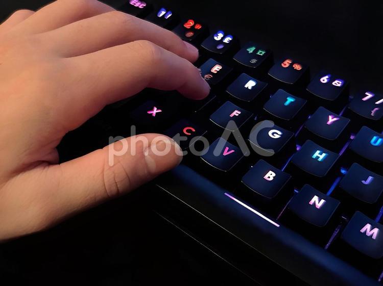 ゲーミングキーボードをタイピングする手元 ゲーミングキーボードをタイピングする手元 ゲーミングキーボード,ゲーム,キーボードの写真素材
