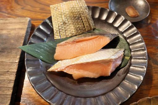 新潟県村上名物・塩引き鮭を七輪で炙り焼き 新潟県村上名物・塩引き鮭を七輪で炙り焼きの写真