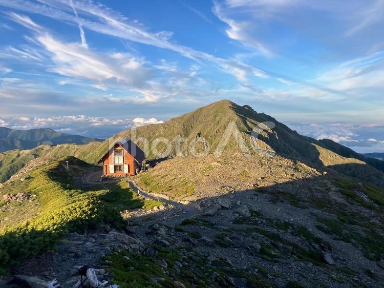 荒川中岳山頂より　避難小屋と悪沢岳 避難小屋,小屋,悪沢岳の写真素材