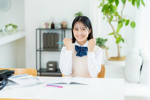 自宅で勉強をする女子高生 自宅で勉強をする女子高生の写真