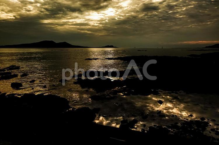 ＜五島＞夜明けのさんさん富江キャンプ村 海,マジックアワー,夜明けの写真素材