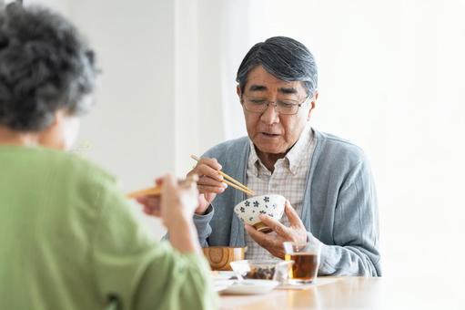 朝食を食べるシニアの夫婦 朝食を食べるシニアの夫婦 食事,食卓,シニアの写真素材