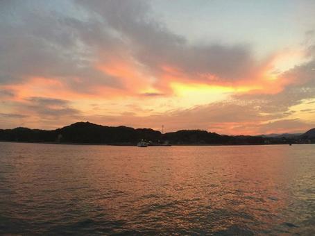 【風景写真】瀬戸内の夕暮れ 【風景写真】瀬戸内の夕暮れ 夕焼け,瀬戸内,夕暮れの写真素材
