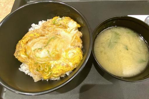 たまご丼 みそ汁 たまご丼 みそ汁の写真