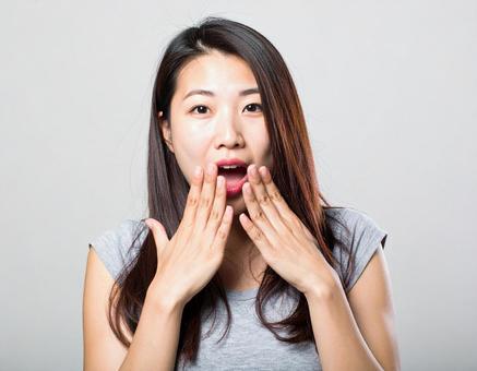 驚いた表情の女性 驚いた表情の女性の写真