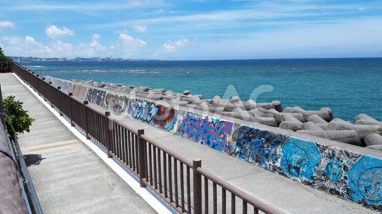 北谷の海 沖縄県,北谷,テトラポットの写真素材
