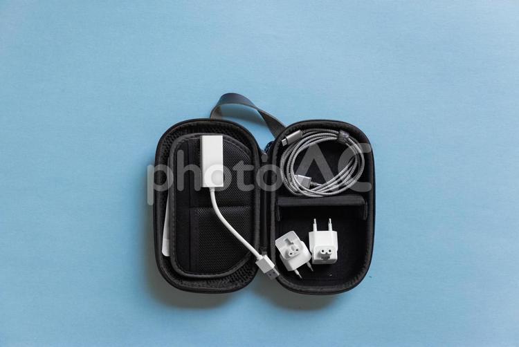 ポーチにまとめたコードやアダプター ポーチ,アダプター,黒の写真素材