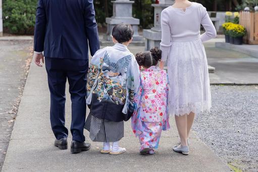 七五三 参拝 後ろ姿 七五三 参拝 後ろ姿 着物,七五三,後ろ姿の写真素材