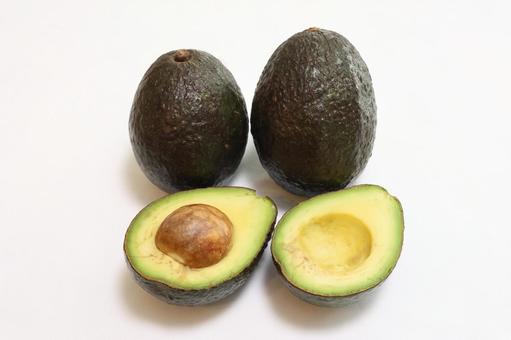 カットしたアボカドと並べたアボカド アボカド,森のバター,バターフルーツの写真素材