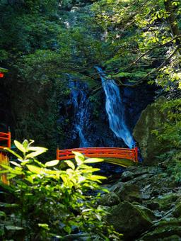 行者の滝と橋の写真