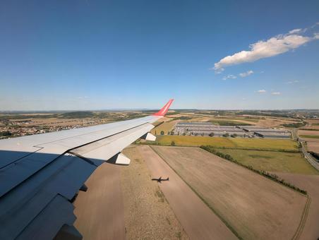 飛行機の影 影,飛行機,空の写真素材