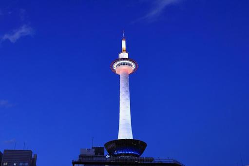 夜の京都タワー 夜の京都タワー ランドマーク,関西,近畿の写真素材