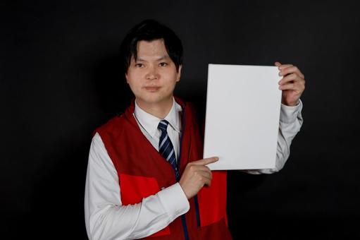 白いボードを持つ男性 白いボードを持つ男性の写真