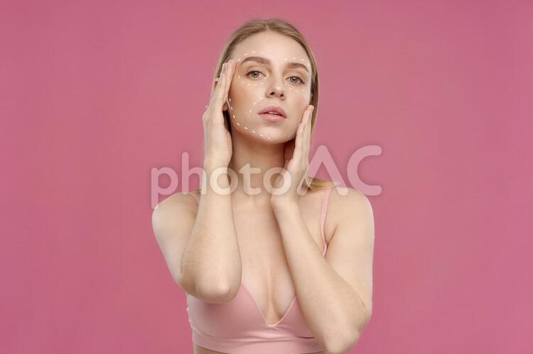 顔に美容整形の目印線のある下着姿の女性 美容整形,女性,外国人の写真素材