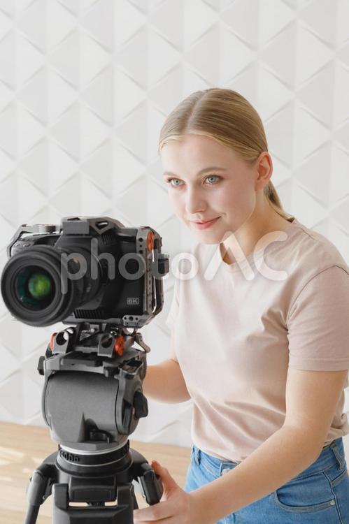 微笑み撮影する半袖の女性 女性,カメラマン,撮影の写真素材