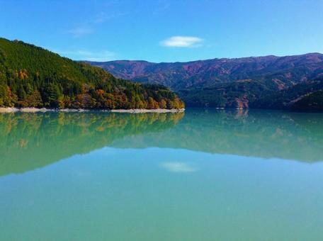 秋の湖 井川湖,湖,エメラルドグリーンの写真素材