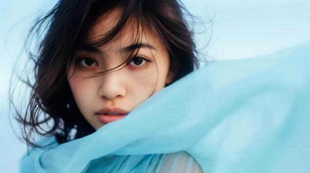 青い布に包まれた女性の幻想的ポートレート 青い布に包まれた女性の幻想的ポートレートの写真