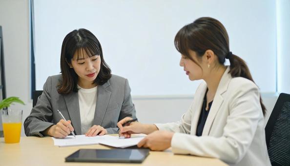 契約する女性 契約する女性の写真