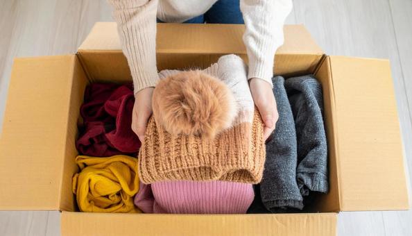 段ボールに服を入れる 衣替え・断捨離 段ボールに服を入れる 衣替え・断捨離の写真