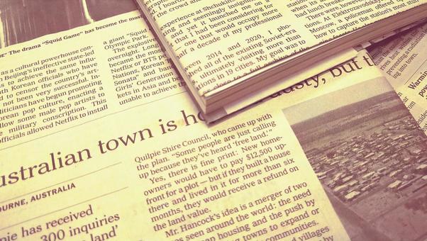 英字新聞のブックカバーをつけた書籍 英字新聞のブックカバーをつけた書籍の写真