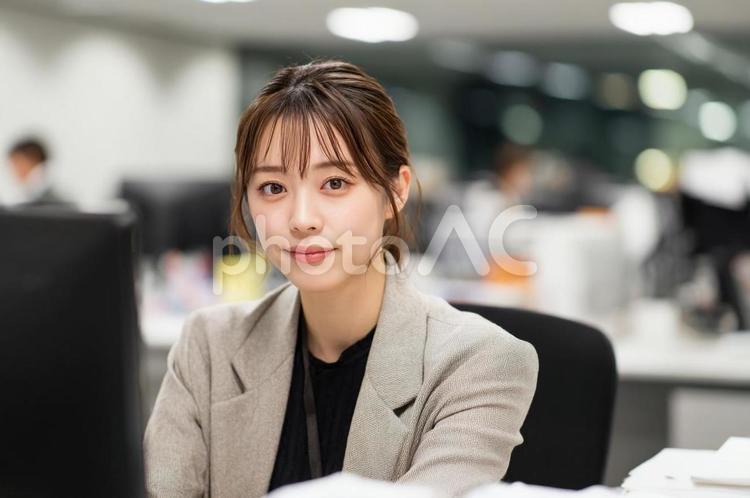 デスクワークするビジネスウーマン-22 ビジネスウーマン,女性,オフィスの写真素材