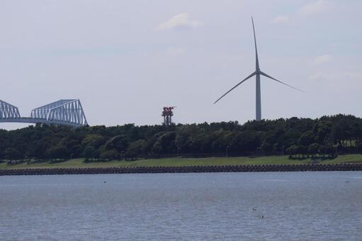 風力発電の風車と橋と緑の公園と海と空 風力発電,風車,橋の写真素材