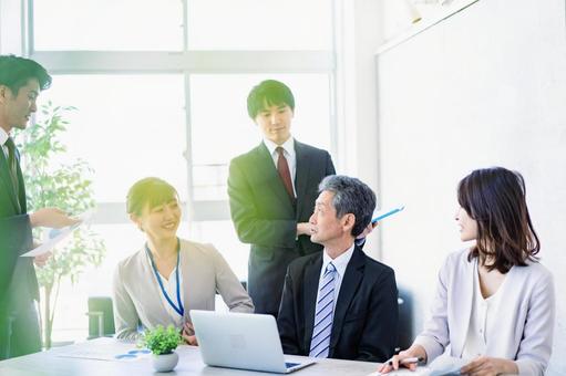 オフィスで働くビジネスパーソン オフィスで働くビジネスパーソン ベンチャー企業,ネクタイ,仕事の写真素材