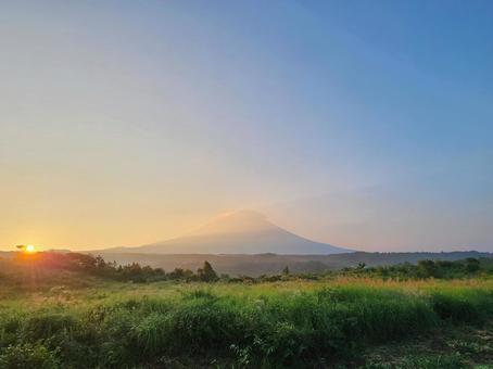 日の出が照らす雄大な富士山 日の出が照らす雄大な富士山の写真