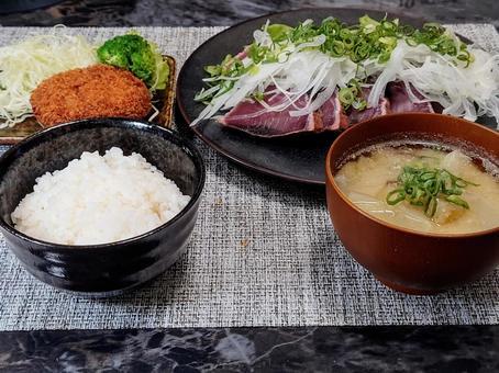 カツオの定食 カツオのタタキ,ご飯,味噌汁の写真素材