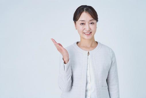 案内や指摘のポーズをするビジネスウーマン 案内や指摘のポーズをするビジネスウーマン 案内,受付,プレゼンテーションの写真素材