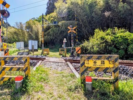 田舎の線路 線路寄り&オーブver. 田舎の線路 線路寄り&オーブver. 踏切,線路,田舎の写真素材