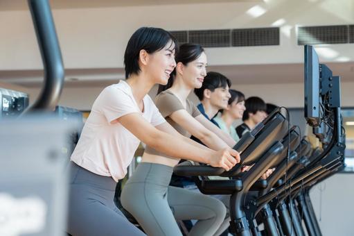 スポーツジムでトレーニングをする若い男女 スポーツジム,フィットネス,ダイエットの写真素材