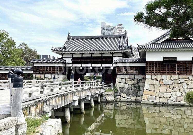 広島城の御門橋から表御門天守閣はまだ遠い 広島城,鯉城,表御門の写真素材