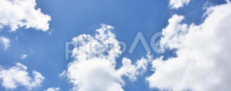 爽やかな空とふわふわ雲　バナー背景素材 空,晴れ,雲の写真素材