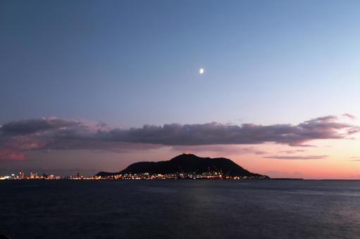 函館山と美しい夕焼け 夕焼け,空,夕暮れの写真素材
