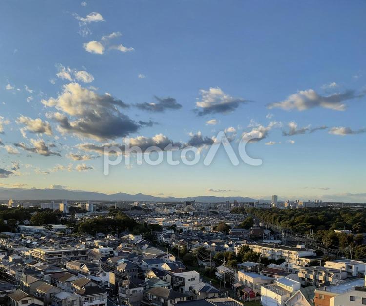 夕方の街並み 街並み,空素材,空の写真素材