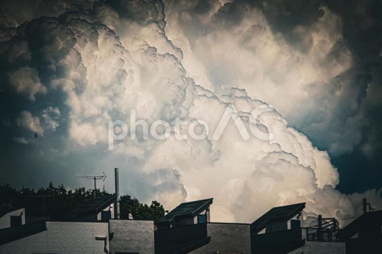 巨大な入道雲と住宅街 入道雲,住宅街,青空の写真素材