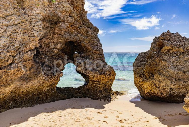 沖縄県宮古島　イキヅービーチの風景 宮古島,海,ハート岩の写真素材