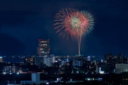 夜空を彩る山形花火大会と霞城セントラル 夜空を彩る山形花火大会と霞城セントラルの写真